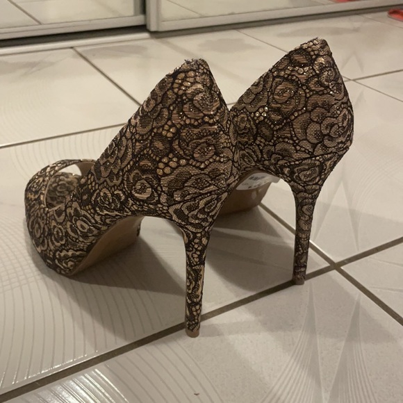 NEW Le Chateau Gold and Black Mesh 4.5” High Heels - Picture 7 of 10